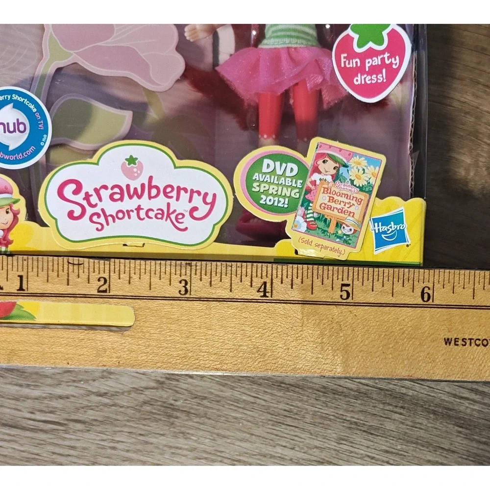 NIB Hasbro Strawberry Shortcake Garden Pretty Doll 6in Pink Green Scented 2012